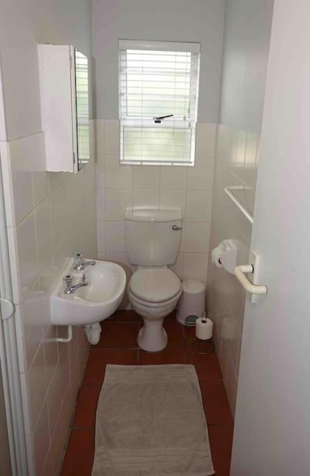 Villa Whales & Waves Hermanus Esterno foto