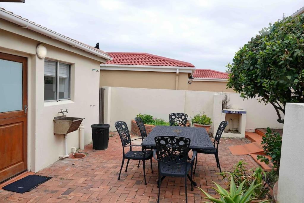 Villa Whales & Waves Hermanus Esterno foto